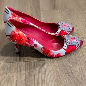 Rare Manolo Blahnik Hangisi